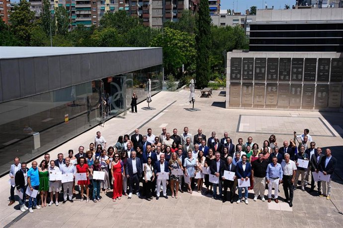Foto de familia del equipo olímpico español en el homenaje a los deportistas de los Juegos Olímpicos de Atlanta 1996 en la sede del Comité Olímpico Español.