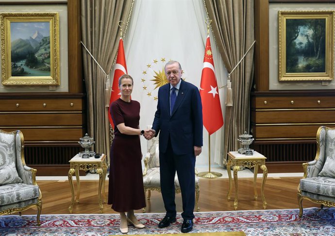 A Alta Representante da União Europeia para a Política Externa, Kaja Kallas, ao lado do presidente da Turquia, Recep Tayyip Erdogan