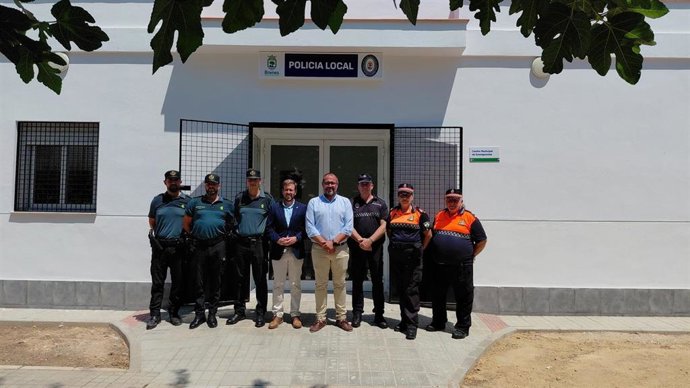 Foto de familia del subdelegado del Gobierno y el alcalde de Brenes, ambos en el centro, con efectivos policiales y de Protección Civil en el nuevo Centro Municipal de Emergencias