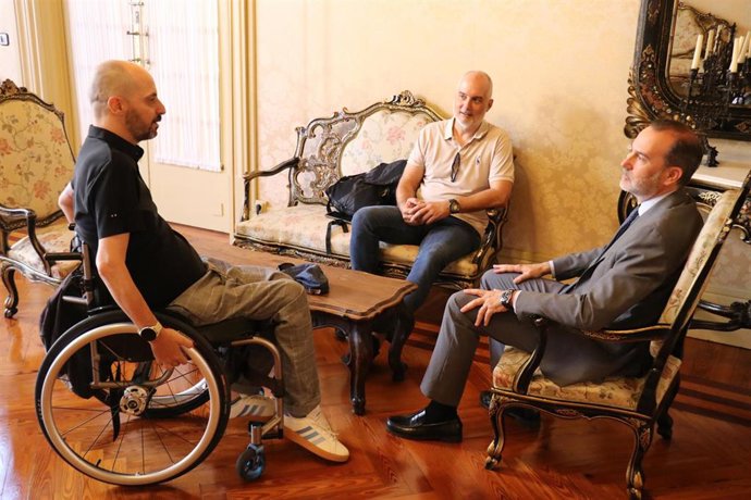 Le Senne recibe al presidente de Impulsa Igualdad, Alessandro Marinelli.