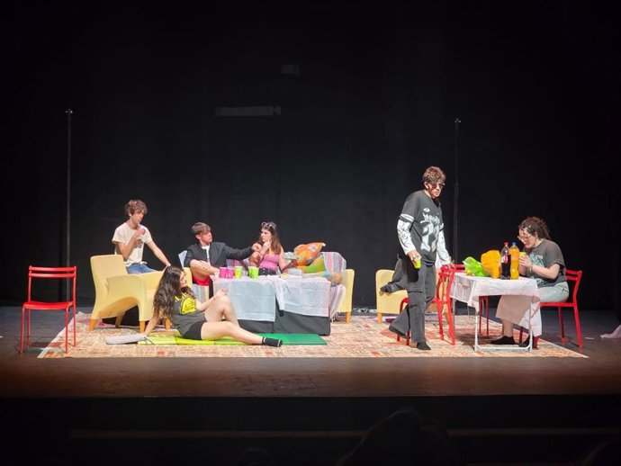 Un fragmento de la obra de teatro 'El Dinosaurio', a cargo de la compañía CRAES