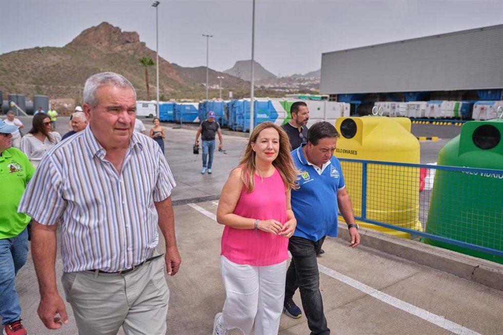 La presidenta del Cabildo de Tenerife, Rosa Dávila, en una visita al centro logístico de Arona
