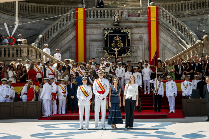 (I-D) La Princesa Leonor; los Reyes Felipe VI y Letizia y la Infanta Sofía, durante la el juramento o promesa ante la Bandera y el acto de entrega de Reales Despachos y nombramientos a los nuevos oficiales de la Armada, en la Escuela Naval de Marín, a 