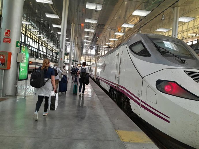 Archivo - Un tren Alvia en la estación de Cádiz