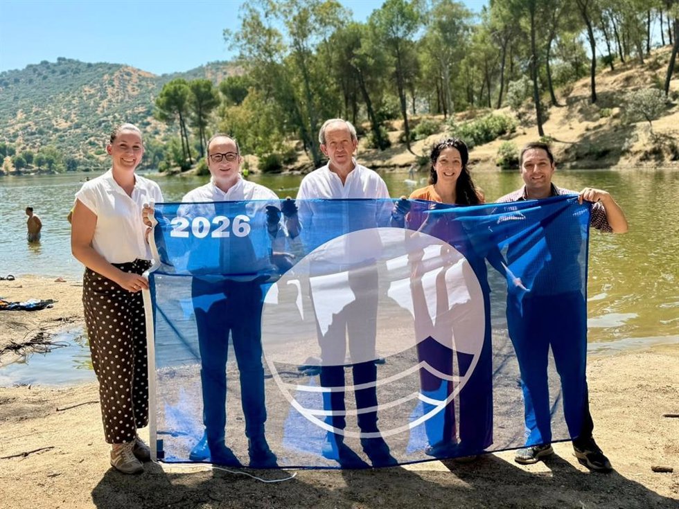 Responsables de la Junta y del Ayuntamiento de Andújar posan con la bandera azul en la playa de interior del Encinarejo.