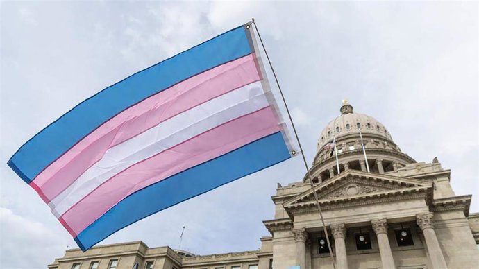 Archivo - Bandera 'trans' frente al Capitolio de Idaho, Estados Unidos