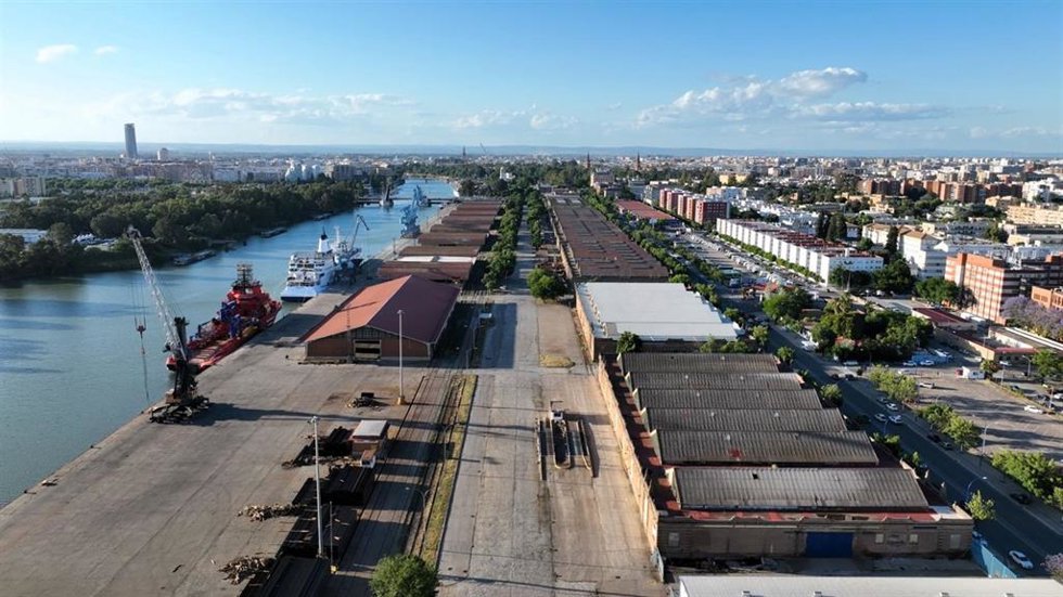 Vista aérea del futuro distrito portuario, con las naves de La Raza y los antiguos tinglados