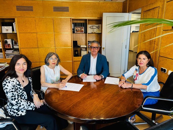 El concejal de Desarrollo Urbano de León, Luis Miguel García Copete, y la presidenta de Alfaem Salud Mental León, Laura de la Torre Fernández (a su izquierda), durante la firma del convenio de colaboración.