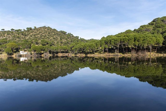 Archivo - Un tramo de la Vía Verde del Alberche, a 22 de febrero de 2026, en Pelayos de la Presa, Madrid (España).