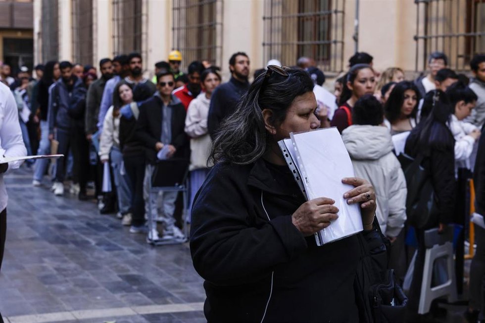 Archivo - Migrantes en la cola en el Ayuntamiento de València