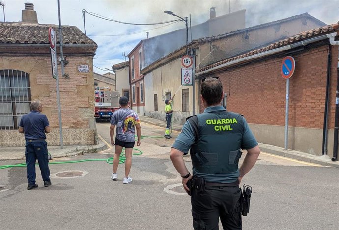 Incendio en una vivienda de Moraleja del Vino (Zamora) con un posible octogenario atrapado