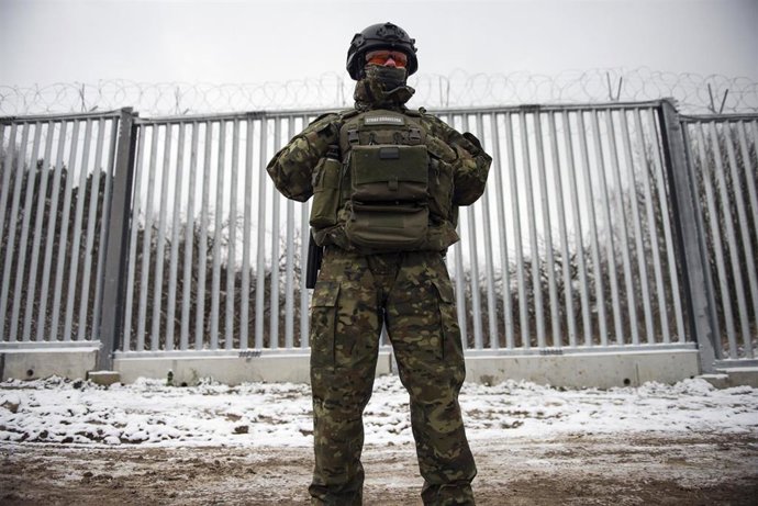 Archivo - Un guardia fronterizo aparece vigilando el muro fronterizo que separa Polonia de Bielorrusia.  