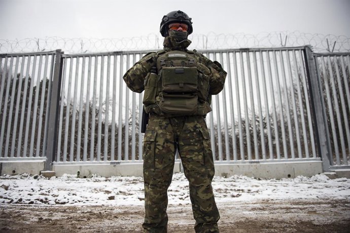 Archivo - November 18, 2022, Nomiki, Podlaskie, Poland: A border guard is seen guarding the border wall dividing Poland from Belarus. Poland's Interior Minister Mariusz Kaminski inspected the initial installation phase of high-tech monitoring equipment al