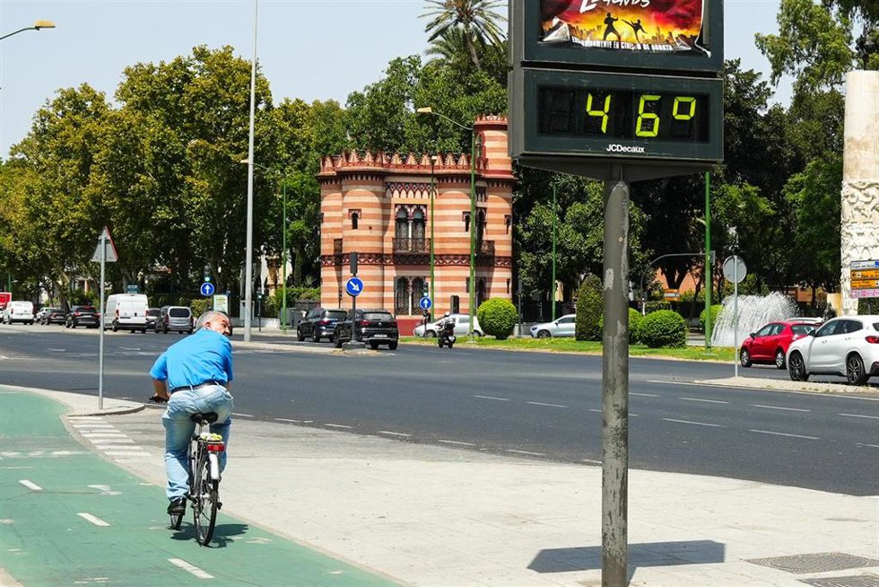 Archivo - Ciclista por las calles de Sevilla en plena ola de calor. 