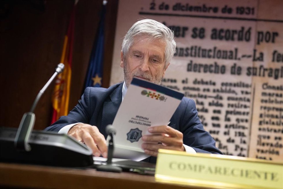 El ministro del Interior, Fernando Grande-Marlaska, durante la celebración de la sesión de comparecencia informativa ante la Comisión de Investigación sobre los contratos, licencias, concesiones.