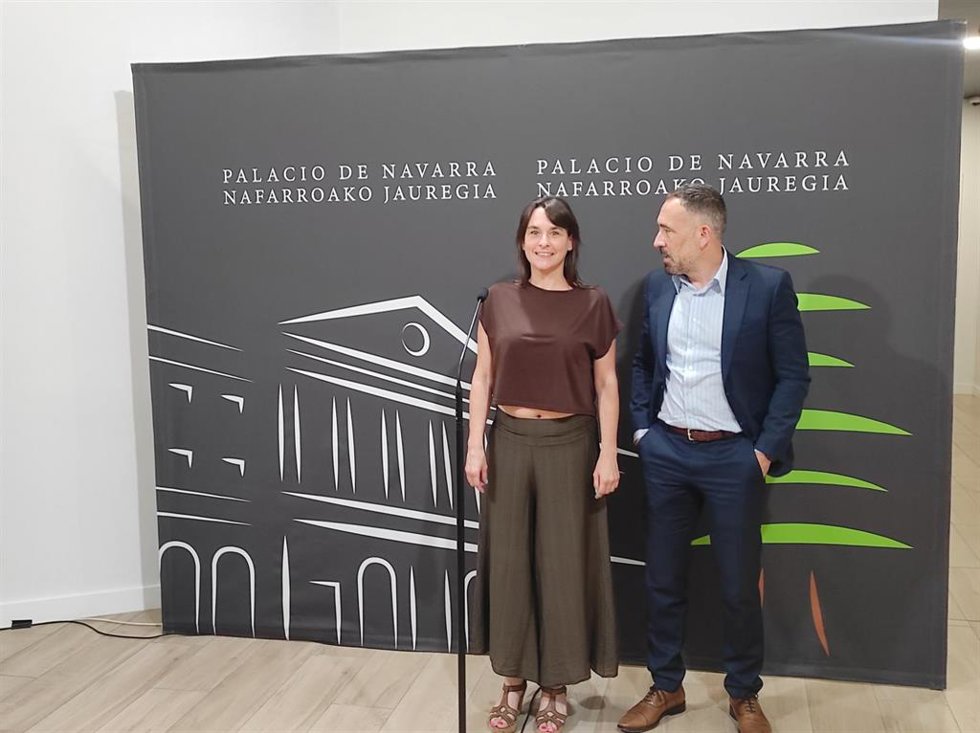 La vicepresidente tercera y consejera de Vivienda, Juventud y Políticas Migratorias del Gobierno de Navarra, Begoña Alfaro, recibe al consejero de Vivienda y Agenda Urbana del Gobierno Vasco, Denis Itxaso.
