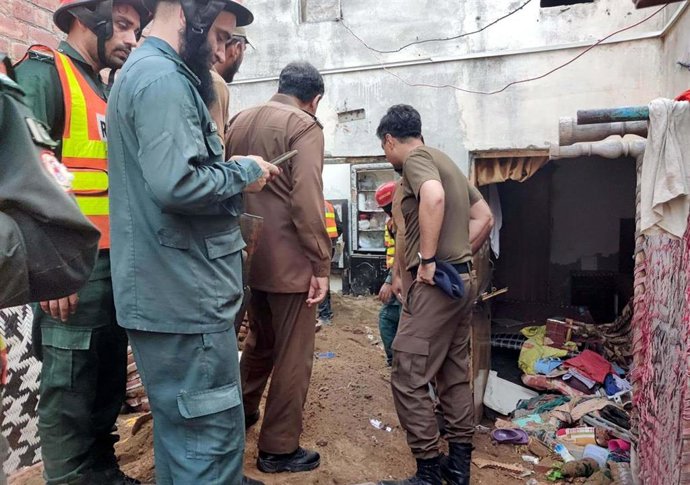 Al menos 14 niños han perdido la vida tras el derrumbe de un tejado de una academia escolar en Lahore.