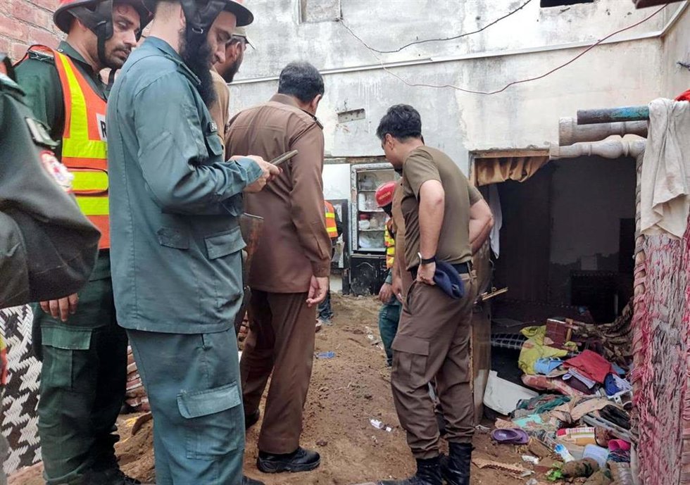 Al menos 14 niños han perdido la vida tras el derrumbe de un tejado de una academia escolar en Lahore.