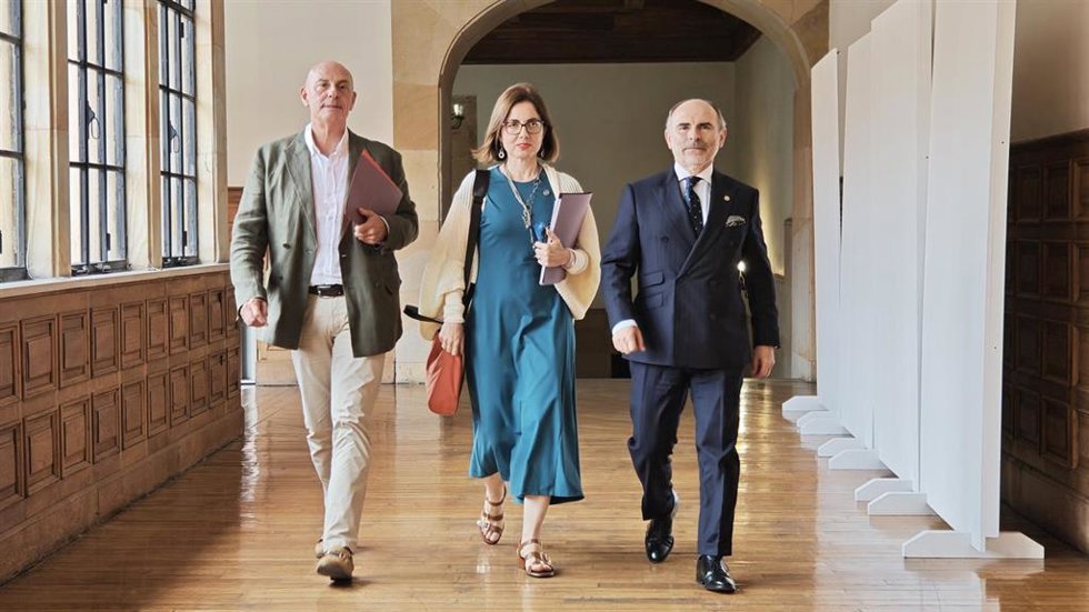 Pedro Alonso, vicerrector de Políticas de Profesorado y Ordenación Académica; Ignacio Villaverde, rector de la Universidad de Oviedo y Emma Ramos, gerente.