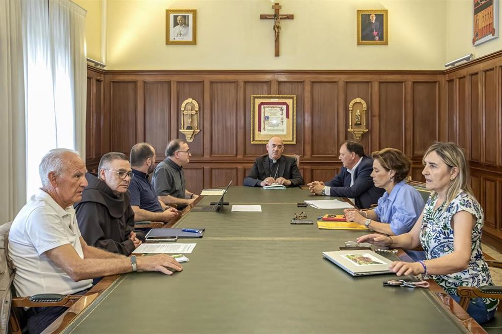 El Consejero De Cultura, Turismo Y Deporte, Luis Martínez Abad, Participa En La Reunión Preparatoria Del Año Jubilar Lebaniego Con El Obispo De Santander, Arturo Ros