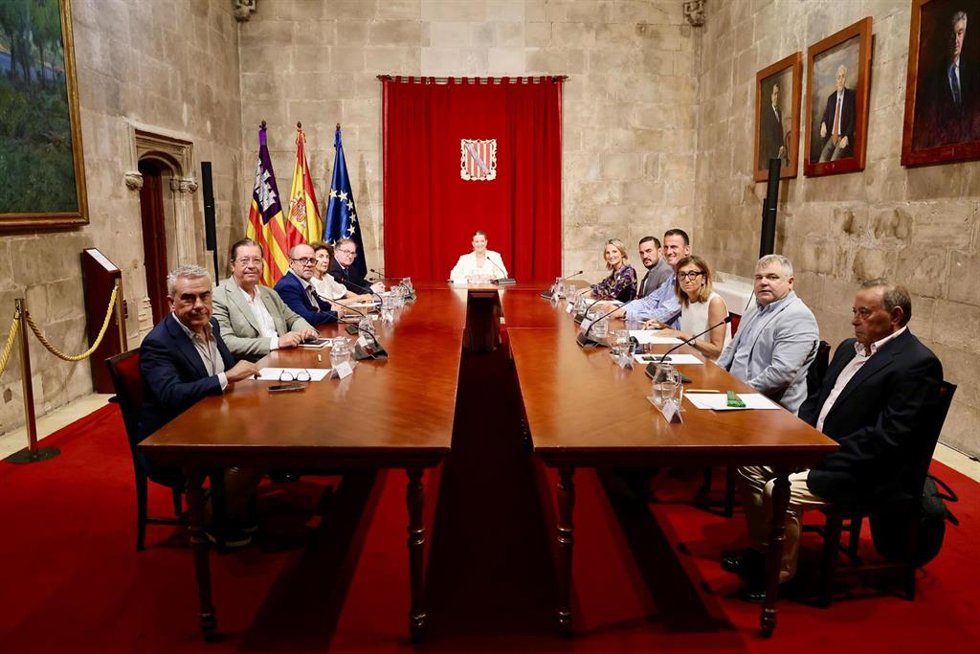 Archivo - La presidenta del Govern, Marga Prohens, con la consellera de Trabajo, Función Pública y Diálogo Social, Catalina Cabrer, y los miembros del CES, en una foto de archivo.
