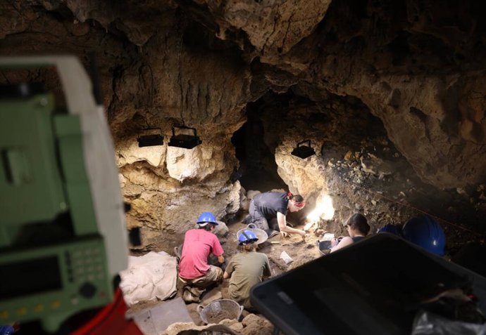 Nueva campaña arqueológica en la Cova Fosca de la Vall d’Ebo para ahondar en la historia de los primeros habitantes