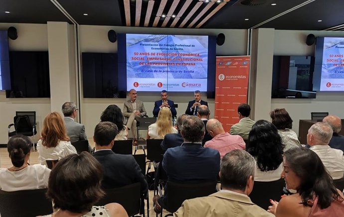 Presentación del estudio '50 años de evolución económica, social, empresarial e institucional de España. El caso de la provincia de Sevilla', elaborado por el Consejo General de Economistas de España y la Cámara de Comercio