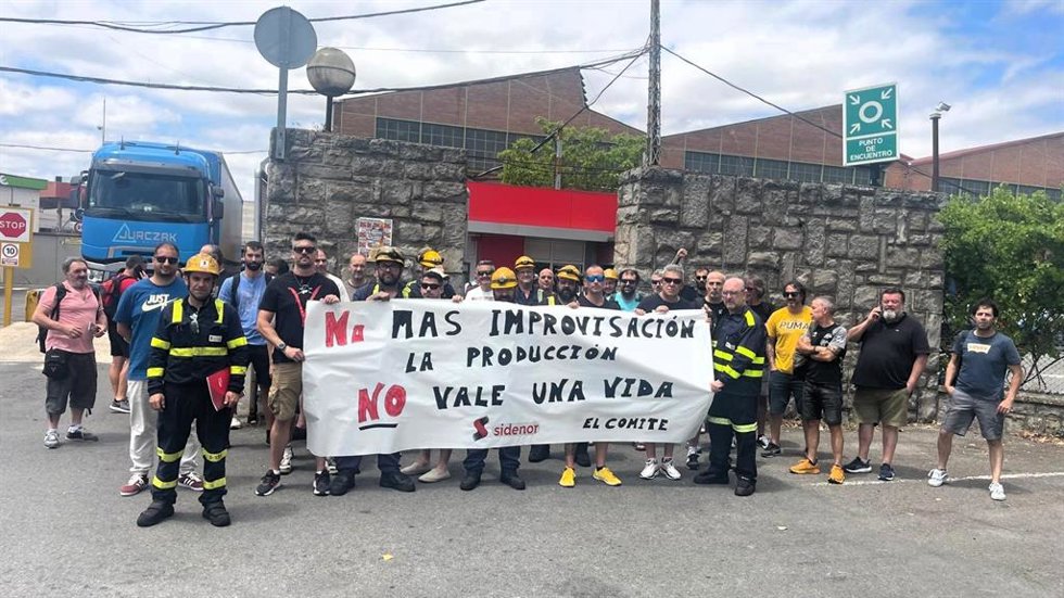 El Comité de Empresa de Sidenor Vitoria ha realizado una concentración frente a las instalaciones de la planta