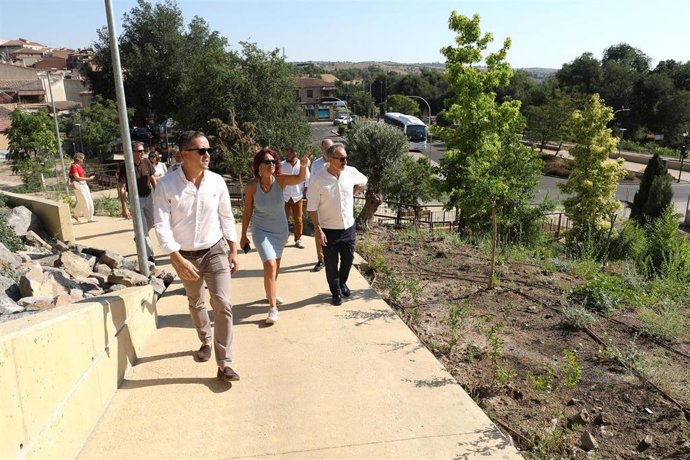 El alcalde de Toledo, Carlos Velázquez, en una visita a las obras.