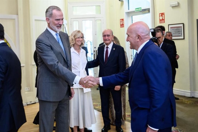 El alcalde de Valladolid, Jesús Julio Carnero (dcha) saluda al Rey Felipe VI en el marco de la reunión institucional de la Fundación Cotec.