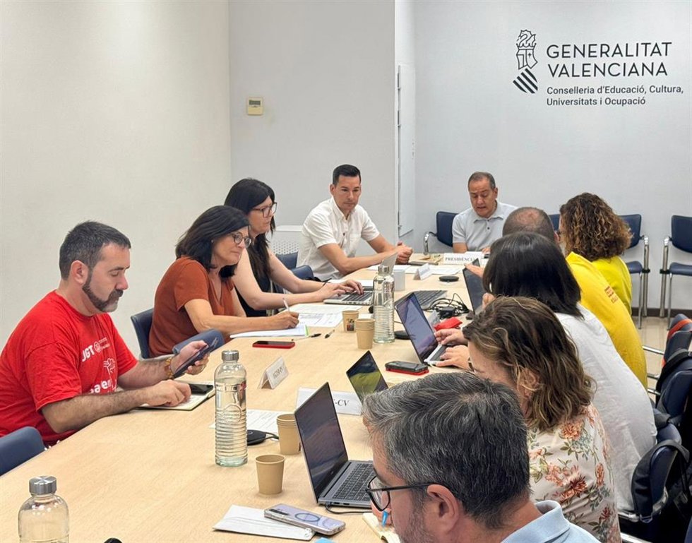 Mesa de negociación entre la Conselleria de Educación y los sindicatos.