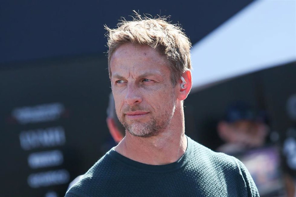 Archivo - El expiloto inglés Jenson Button, embajador de Aston Martin, en el GP de Australia 2026.