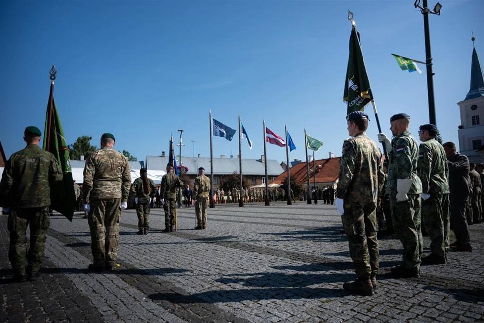 Militares de varias unidades de la OTAN, entre ellos miembros del Ejército alemán portando estandartes, participan en la ceremonia de traspaso de mando celebrada este martes en Valga/Valka, en la frontera entre Estonia y Letonia.