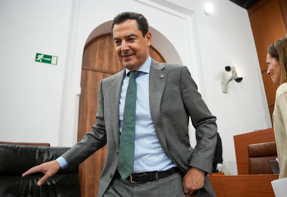El presidente en funciones de la Junta y candidato del PP a la reelección, Juanma Moreno, ocupa su escaño durante la segunda jornada del debate de investidura con las replicas de los portavoces de los cinco grupos parlamentarios. A 30 de junio de 2026 en 