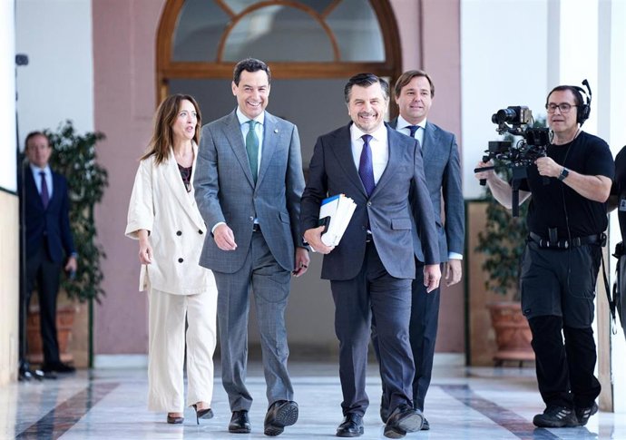El presidente en funciones de la Junta y candidato del PP a la reelección, Juanma Moreno (i), acompañado por el portavoz parlamentario del Grupo Popular, Toni Martín (c)