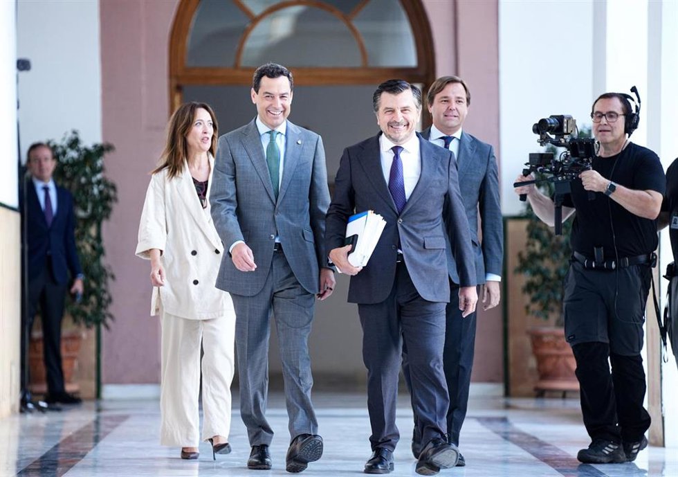 El presidente en funciones de la Junta y candidato del PP a la reelección, Juanma Moreno (i), acompañado por el portavoz parlamentario del Grupo Popular, Toni Martín (c)