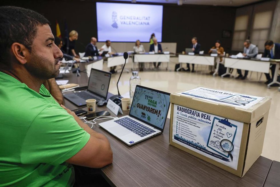 Archivo - Imagen de archivo de una mesa de negociación entre la Conselleria de Educación y los sindicatos docentes.