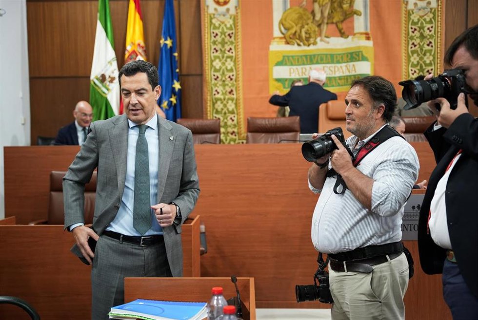 El presidente en funciones de la Junta y candidato del PP a la reelección, Juanma Moreno (i), tras intervenir en la segunda jornada del debate de investidura con las replicas de los portavoces de los cinco grupos parlamentarios. A 30 de junio de 2026 en S
