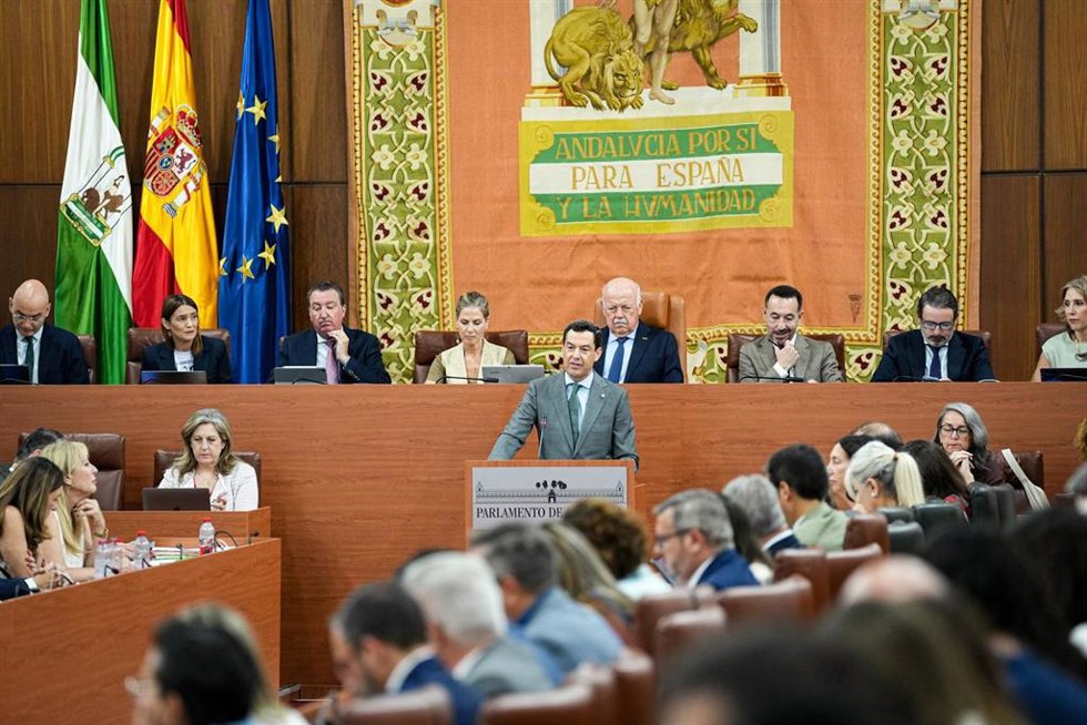 El presidente en funciones de la Junta y candidato del PP a la reelección, Juanma Moreno, interviene en la segunda jornada del debate de investidura con las replicas de los portavoces de los cinco grupos parlamentarios. A 30 de junio de 2026 en Sevilla (A