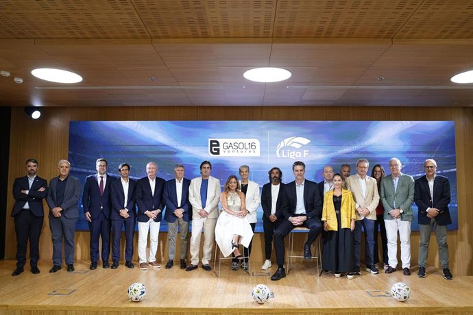 Foto de familia tras la presentación del acuerdo entre Liga F y Gasol16 Ventures