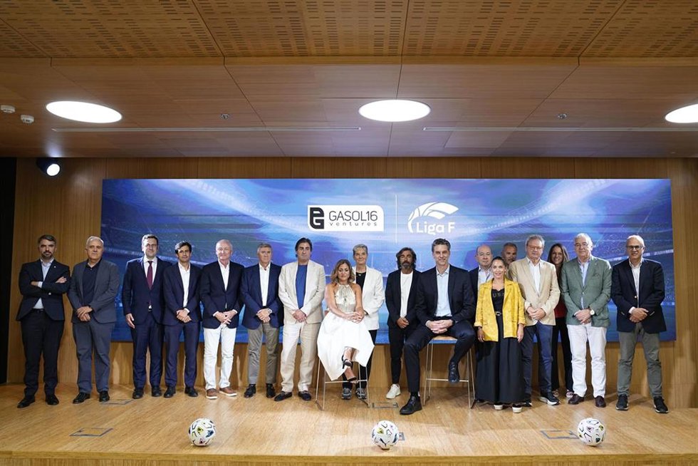 Foto de familia tras la presentación del acuerdo entre Liga F y Gasol16 Ventures
