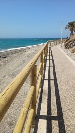 Nueva pasarela peatonal entre las playas de Castell de Ferro y Cambriles, en la Costa Tropical granadina.
