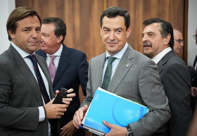 El presidente en funciones de la Junta y candidato del PP a la reelección, Juanma Moreno (c), tras intervenir en la segunda jornada del debate de investidura con las replicas de los portavoces de los cinco grupos parlamentarios. A 30 de junio de 2026 en S