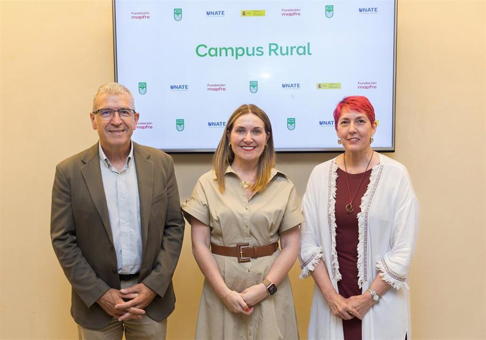 El secretario general para el Reto Demográfico, Paco Boya; la coordinadora técnica del Grupo Social UNATE, Mónica Ramos, y la directora general de Fundación Mapfre, Elvira Vega