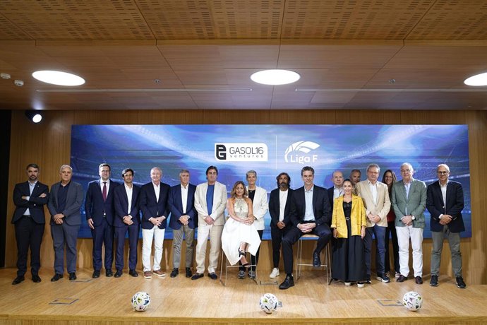 Foto de família após a apresentação do acordo entre a Liga F e a Gasol16 Ventures