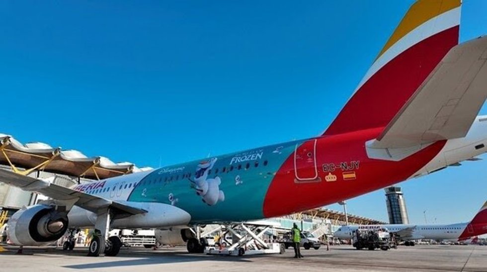 Avión que ha presentado Iberia tematizado de Disneyland Paris