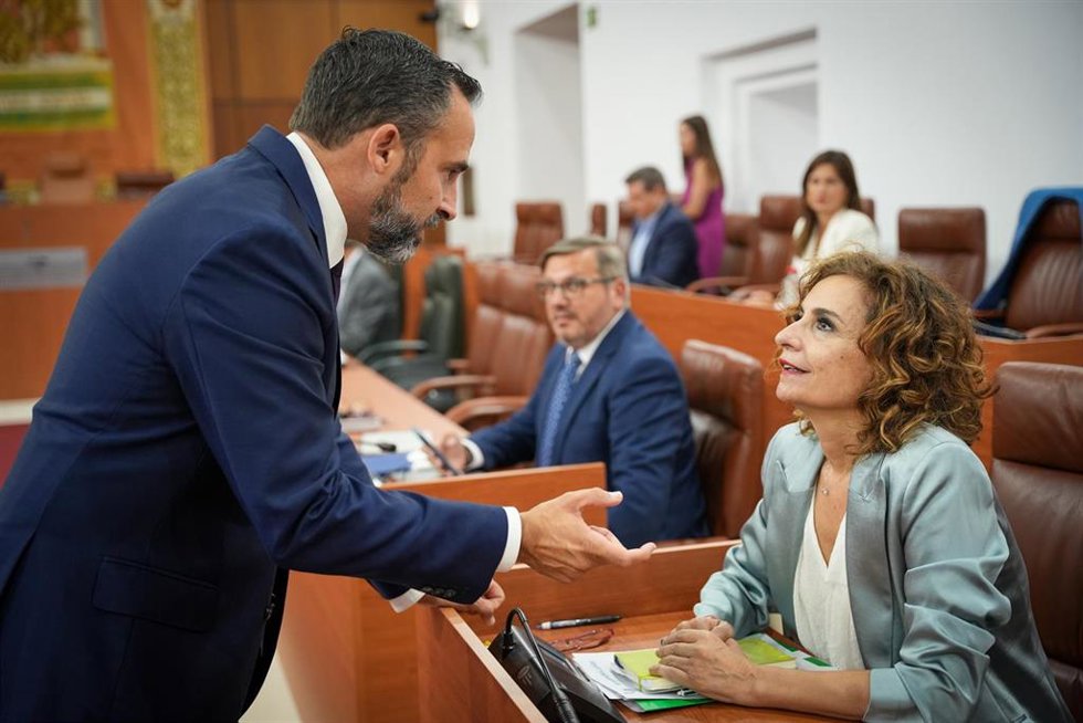 La secretaria general del PSOE-A y portavoz del Grupo Parlamentario socialista, María Jesús Montero, ocupa su escaño antes de intervenir en la segunda jornada del debate de investidura con las replicas de los portavoces de los cinco grupos parlamentarios.