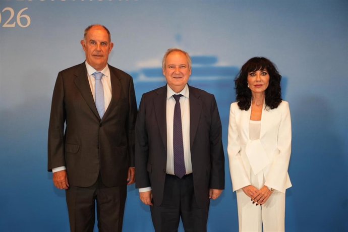 El presidente de Pymar, Álvaro Platero (i); el ministro de Industria y Turismo, Jordi Hereu (centro); y la consejera delegada de Pymar, Almudena López del Pozo (d).