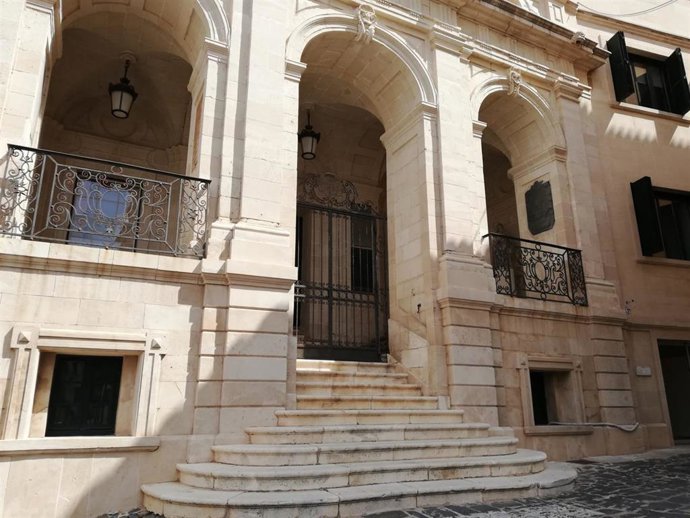 Archivo - Fachada del Ayuntamiento de Mahón, en Menorca.