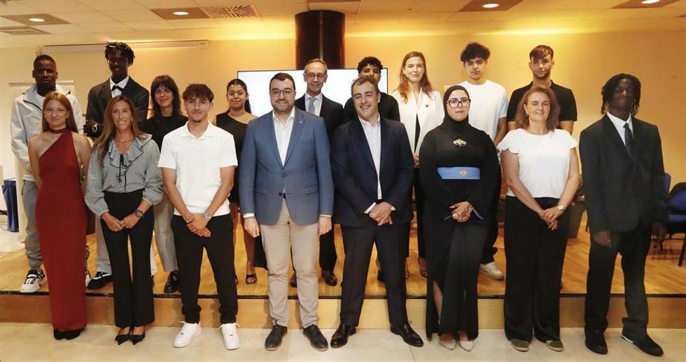 Barbón subraya el compromiso del Gobierno de Asturias con la juventud: "Devolver la esperanza a los jóvenes es una obligación moral"